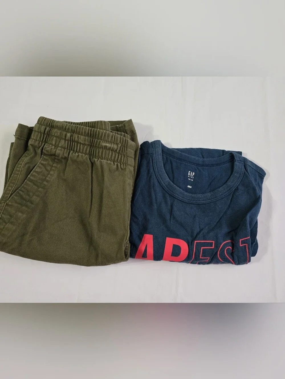 GAP Kids Boys 2-Piece Outfit Set Blue Logo Graphic Tee & Green Shorts 10-12